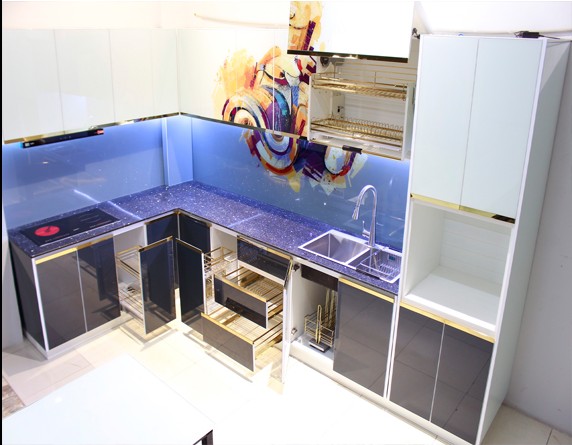 Cách trang trí và sắp xếp đồ dùng trong tủ bếp nhôm kính.